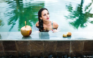 Photographie tropicale dans une piscine avec cocotiers et eau turquoise