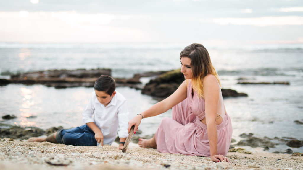 Des photos de famille à la Réunion: un moment sur la plage de Saint-Leu